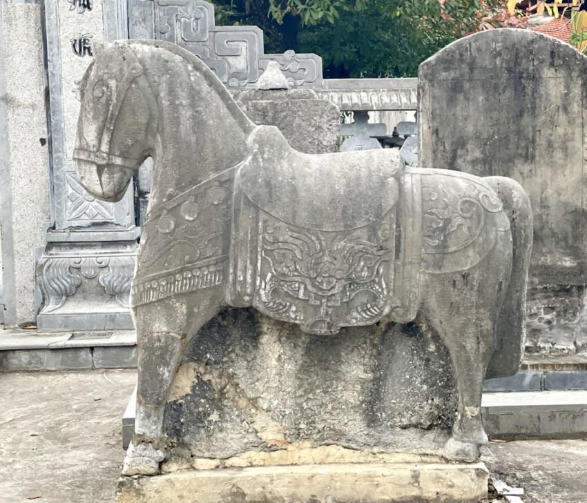 Hai ngựa đá được chạm khắc đúng dáng hình ngựa chiến, sẵn sàng xung trận, được chạm khắc họa tiết, hoa văn cầu kỳ.