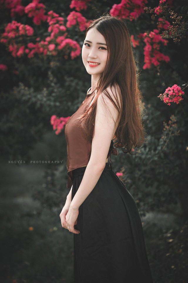 “Qua bộ ảnh em muốn lưu lại tuổi thanh xuân, áo yếm không nhất thiết phải hở mới đẹp, bản chất áo yếm đã thể hiện được sự nhẹ nhàng, mảnh mai của người con gái rồi”, Phương nói.