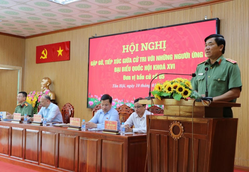 Thiếu tướng Nguyễn Văn Hận phát biểu tại buổi tiếp xúc cử tri