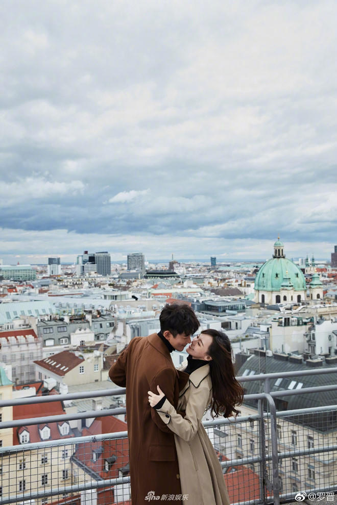 Đường Yên và La Tấn đều là những người kín tiếng trong chuyện tình cảm. Đường Yên từng có mối tình đau khổ với nam diễn viên Đài Loan Khưu Trạch. Cặp đôi phải lòng nhau khi cùng tham gia bộ phim Ba thiên kim nhà họ Hạ. Họ công khai tình cảm vào năm 2010 nhưng đến năm 2012 thì chia tay. Sau đó trợ lý của Đường Yên tiết lộ cô đã phải chịu nhiều đau khổ khi ở bên Khưu Trạch. Thậm chí, có tin đồn Đường Yên đã cắt cổ tay tự vẫn vì thất bại tình trường.