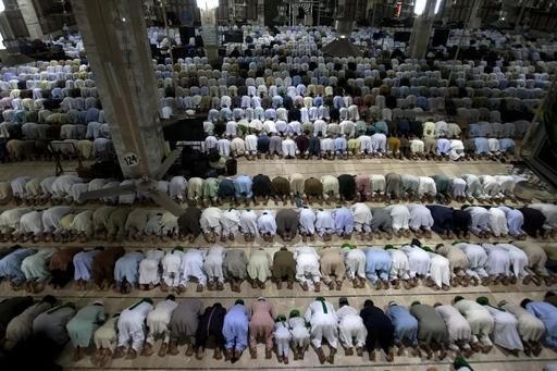 Tín đồ Hồi giáo Pakistan cầu nguyện tại nhà thờ Hồi giáo ở Karachi trong ngày đầu tiên của tháng lễ Ramadan. (Ảnh: AP/Shakil Adil)