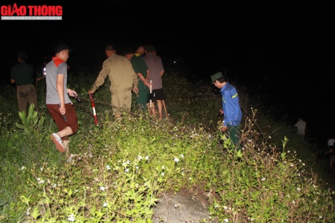 Địa hình tìm kiếm khá hiểm trở khi trời tối mù, nhiều hố sâu, cây gai rậm và sát ven sông nên việc di chuyển gặp khó khăn.