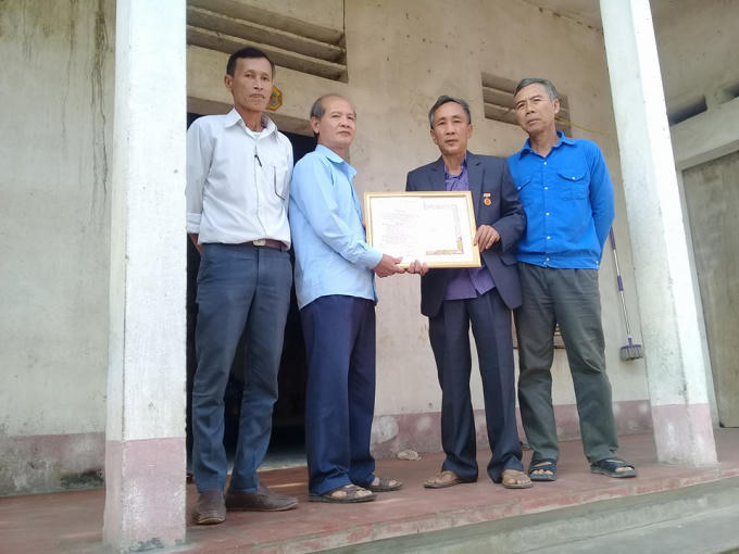 Đại diện chính quyền địa phương đến nhà riêng trao bằng khen và huy hiệu 30 năm tuổi Đảng cho ông Hàn Đức Long.