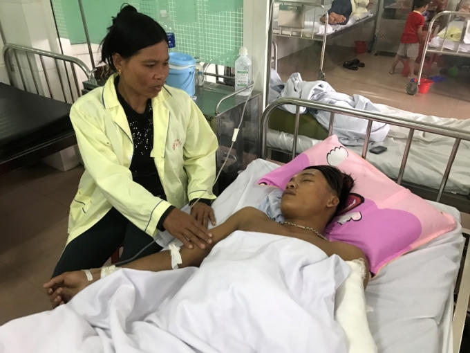 Đang đứng bán mía, anh Vương bất ngờ bị một nhóm thanh niên mang theo hung khí tấn công gục tại chỗ.