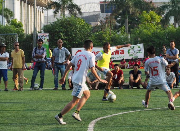 Pha tranh bóng gay cấn trong trận chung kết Press cup 2017 phía Bắc giữa đội Báo Pháp Luật Việt Nam và Đài Truyền hình Việt Nam.