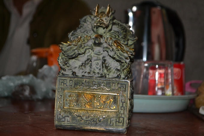 Vật thể lạ được cho là ấn tín của vua chúa thời xưa.