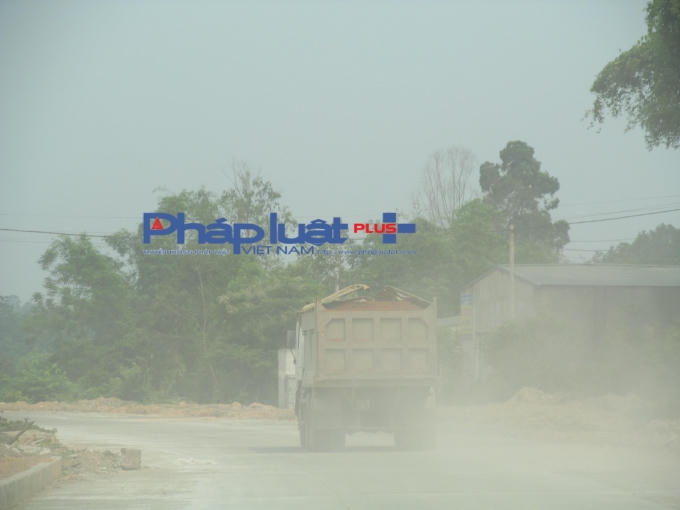 Đất từ địa điểm khai thác phả "mây bụi" vào nhà dân