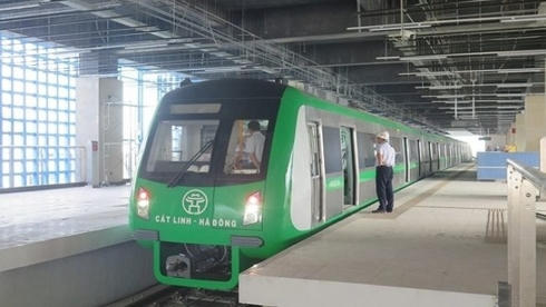 Người dân thủ đô cứ “chưng hửng” và lại tiếp tục chờ ngày được đi tàu.