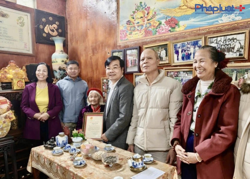 Đại diện các cơ quan, đoàn thể xã Đại Thanh thăm hỏi, tặng quà gia đình chính sách, người có công, thương binh, bệnh binh và chúc thọ các cụ tròn, hơn 100 tuổi trên địa bàn nhân dịp đón Tết Nguyên đán Bính Ngọ 2026.