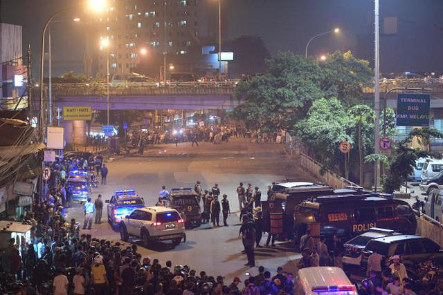 Lượng lượng cảnh sát, cứu thương nhanh chóng có mặt tại hiện trường. (Ảnh: Reuters)