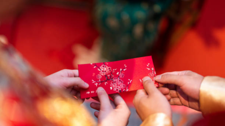 Giá trị cốt lõi của phong tục lì xì hoàn toàn không nằm ở số tiền bên trong mà nằm ở tấm lòng và ý nghĩa của hành động. (Ảnh minh họa)