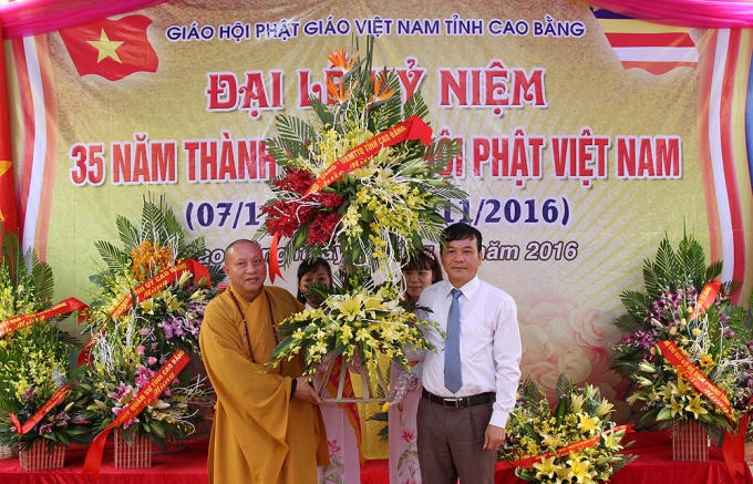 Phó Chủ tịch UBND tỉnh Nguyễn Trung Thảo thay mặt Tỉnh ủy, HĐND, UBND, Ủy ban MTTQ tỉnh tặng lẵng hoa chúc mừng Giáo hội Phật Giáo Việt Nam tỉnh.