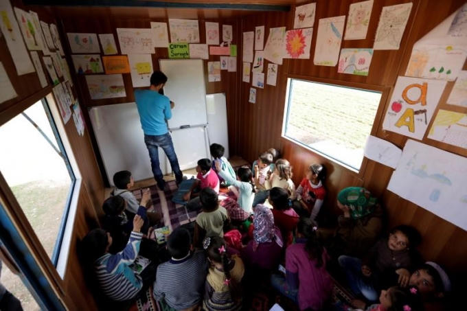 Những chiếc xe nhà lưu động được tận dụng để làm trường học cho lũ trẻ sơ tán.