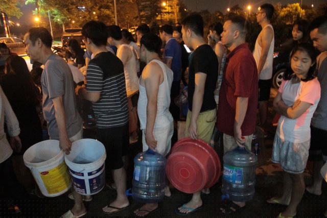 Thậm chí, đơn vị này cũng không ngăn chặn ô nhiễm của nguồn dầu thải theo quy định, dẫn đến váng dầu này đã chảy vào nguồn nước qua hệ thống xử lý nước của nhà máy, rồi chảy vào hệ thống phân phối đến người dân ở các vùng Hà Đông, Hoàng Mai, Thanh Xuân.