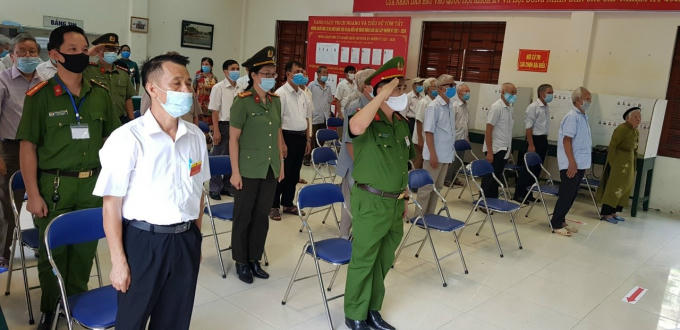 Lễ khai mạc bầu cử diễn ra trong không khí trang trọng nhưng vẫn đảm bảo khoảng cách 2m để phòng chống dịch Covid 19