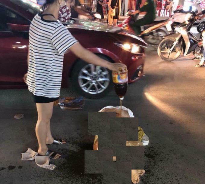 Hình ảnh đánh ghen kinh hoàng khiến nhiều người bức xúc.