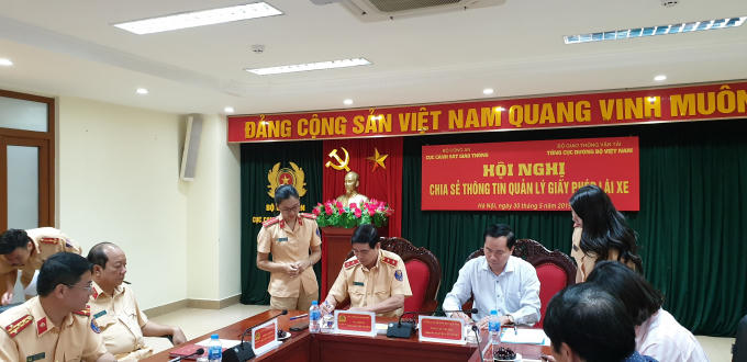Trung tướng Vũ Đỗ Anh Dũng và Tổng Cục trưởng Tổng Cục đường bộ VN ký biên bản phối hợp. (Ảnh: atgt.vn)