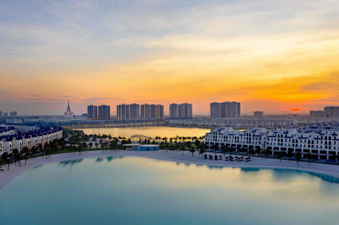 Từ Vinhomes Ocean Park - trung tâm mới của phía Đông Hà Nội, dễ dàng di chuyển đến các khu vực nội thành, sân bay Nội Bài; đặc biệt thuận tiện kết nối liên tỉnh khi đường nhánh kết nối cao tốc Hà Nội – Hải Phòng vào dự án dự kiến hoàn thành cuối quý 2 năm 2021