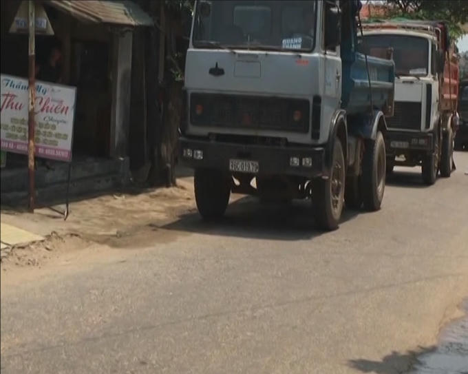 Các xe xếp hàng dài trên đường.