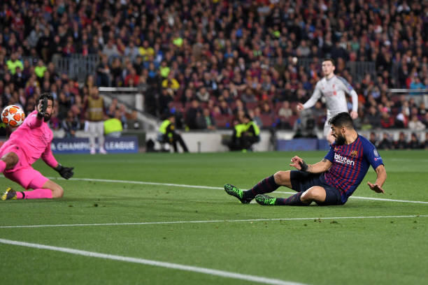 Luis Suarez khôn khéo thoát khỏi sự bám đuổi của Van Dijk và Matip để ập vào đệm bóng tung lưới Alisson ở cự ly gần