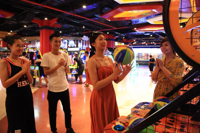 Sinh nhật 1 năm Sun World Halong Complex không chỉ có bánh ngọt và chong chóng tuổi thơ. Nơi đây còn có những trải nghiệm lôi cuốn bạn đi từ xúc cảm ngọt ngào tới những khoảnh khắc bùng cháy. Ví dụ cùng “cạ” cứng thử sức các trò chơi hiện đại tại khu vui chơi trong nhà.