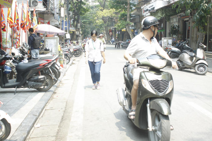 Người đi bộ không có vỉa hè để đi phải đi xuống lòng đường.