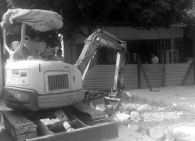 Chính quyền xã cương quyết xây dựng cổng làng bịt cả lối vào nhà dân.