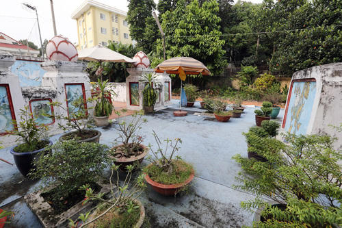 Nằm ở hẻm 19 đường Hồ Văn Huê (quận Phú Nhuận, TP.HCM) là khu lăng mộ gió của ông Võ Tánh (?-1801), là một vị tướng theo phò chúa Nguyễn Ánh. Tương truyền với tài trí phi thường, ông Võ Tánh cùng hai người khác được người đời trước truyền nhau là “Gia Định tam hùng”.