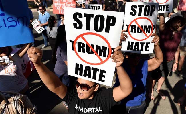 Hơn 1.000 người biểu t&igrave;nh phản đối Donald Trump