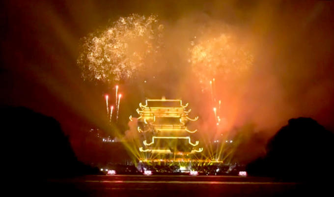Màn pháo hoa diễn ra trong vòng 15 phút, tại khu vực Điện Pháp Chủ, chùa Tam Chúc (thị trấn Ba Sao, huyện Kim Bảng, tỉnh Hà Nam). (Ảnh cắt từ clip)