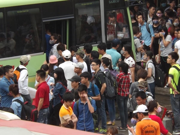 H&agrave; Nội: D&ograve;ng người &ugrave;n &ugrave;n &ldquo;rời đ&ocirc;&rdquo;, c&aacute;c cửa ng&otilde; &ugrave;n tắc