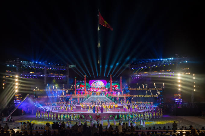 Sân khấu hoành tráng được dàn dựng và thiết kế công phu. (Ảnh: MH)