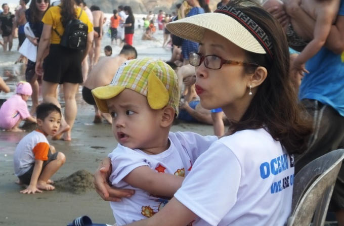 Hàng vạn người chen nhau chỗ đứng ở biển Sầm Sơn