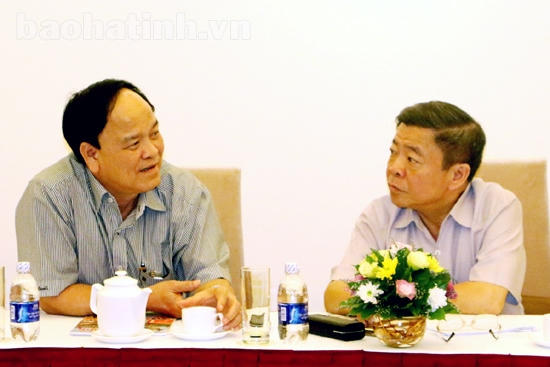 Nguyên Bí thư Tỉnh uỷ Bình Định Nguyễn Văn Thiện (trái) và nguyên Bí thư Tỉnh uỷ Hà Tĩnh Võ Kim Cự tại một cuộc họp kỷ niệm 55 năm kết nghĩa của 2 tỉnh vào tháng 5/2015 (ảnh: Cổng thông tin điện tử tỉnh Bình Định).