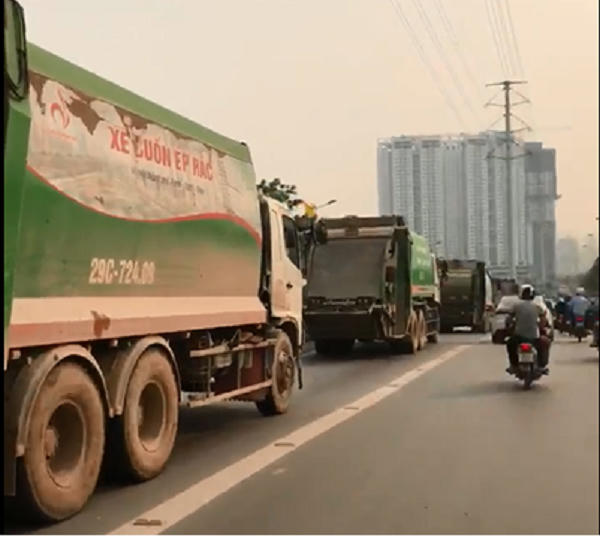 Xe chở rác ngang nhiên chạy trong phần đường dành cho xe buýt nhanh.