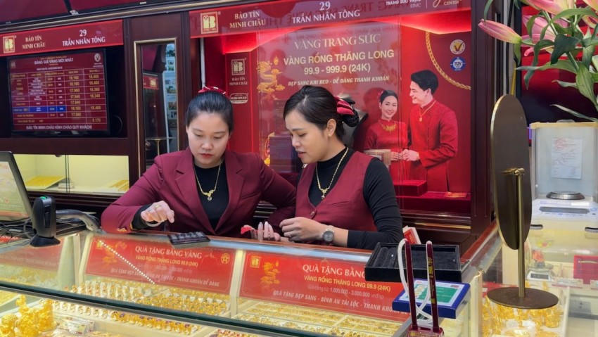 Nhân viên bán hàng của nhãn hàng Bảo Tín Minh Châu.