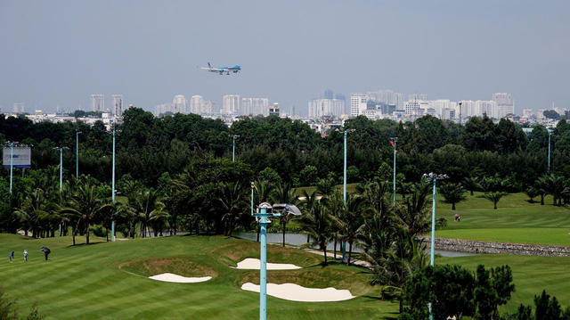 Nằm trong khuôn viên sân bay Tân Sơn Nhất nên sân golf rất gần khu vực cất, hạ cánh.