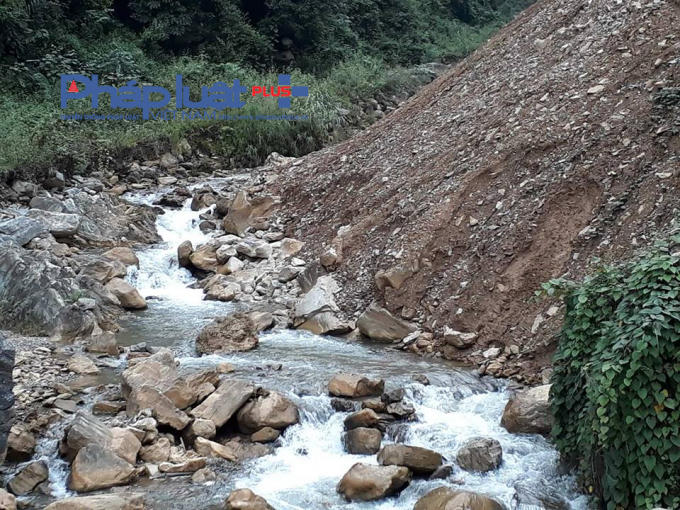 Việc khai thác đá của Công ty TNHH MTV Thùy Châm làm lấp một phần dòng chảy. (Ảnh: P.G.H).