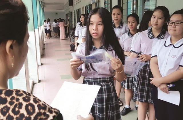 Tuyển sinh đầu cấp ở TPHCM: Như ngồi trên lửa