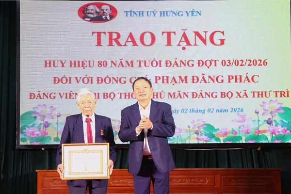 Ông Trần Quốc Văn, Phó Bí thư Tỉnh ủy, Chủ tịch HĐND tỉnh trao Huy hiệu 80 năm tuổi Đảng tặng đảng viên Phạm Đăng Phác, Đảng bộ xã Thư Trì.