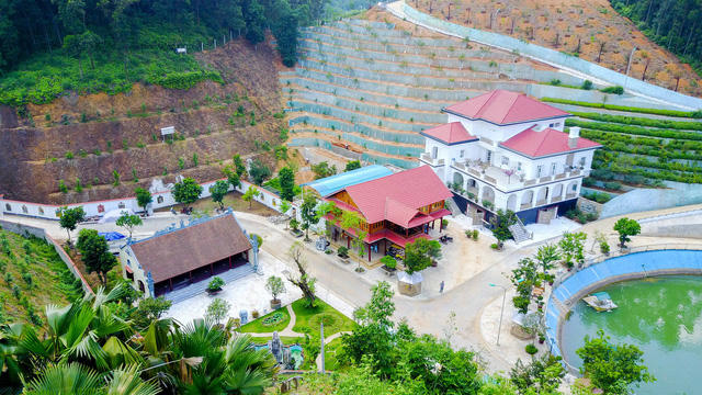 Theo quan sát, khu dinh thự "khủng" này gồm các công trình như biệt thự, nhà sàn, nhà thờ, hồ nước...