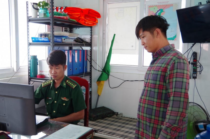Cán bộ Trạm kiểm soát biên phòng làm thủ tục nhập bến của phương tiện trên hệ thống quản lý tàu cá.