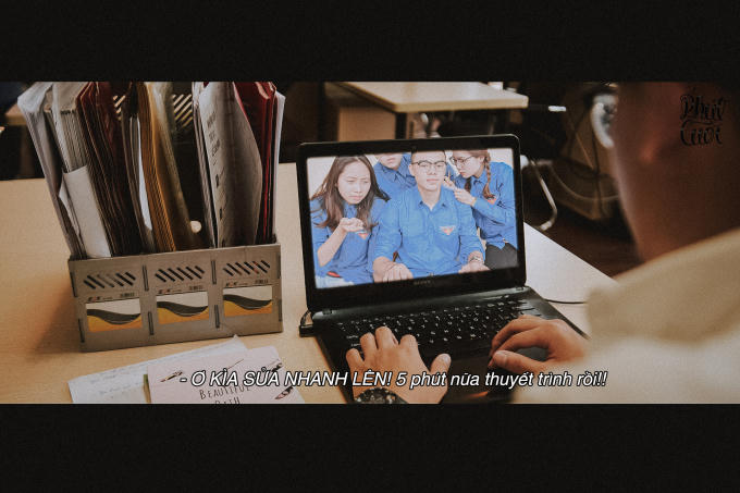 Màn hình máy tính cơ quan bất ngờ phản chiếu hình ảnh cả nhóm cùng chụm đầu sửa bài thuyết trình nhóm. Cảnh tượng và âm thanh ồn ào khi ấy đã lâu lắm rồi mình không còn nhìn thấy, nghe thấy nữa.