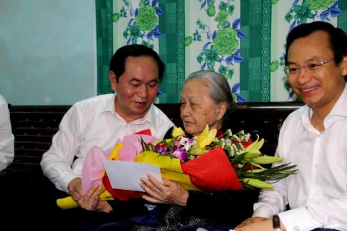 Chủ tịch nước thăm và tặng quà Mẹ Việt Nam Anh hùng Đặng Thị Trọng.