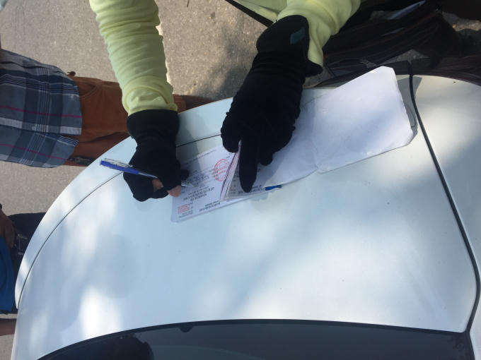 Nhân viên BQL Bến xe, thuyền TP Huế đang viết phiếu thu tiền.