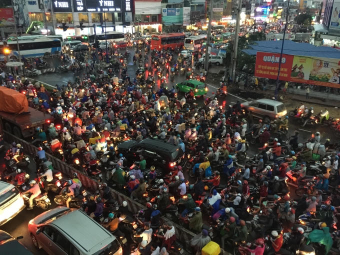 Làn ô tô trên xa lộ Hà Nội bị xe máy lấn chiếm vì làn đường xe máy đã quá tải.