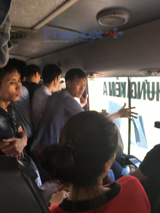 Hành khách thậm chí phải chống tay vào cửa.