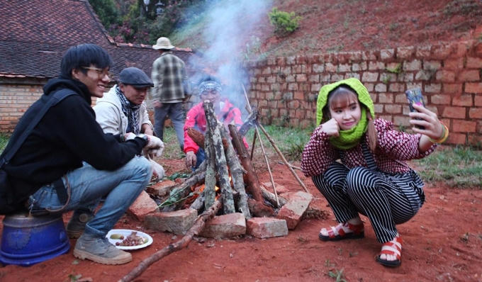 Khởi My nghịch ngợm trong hậu trường cùng dàn diễn viên phim Mặt nạ máu.