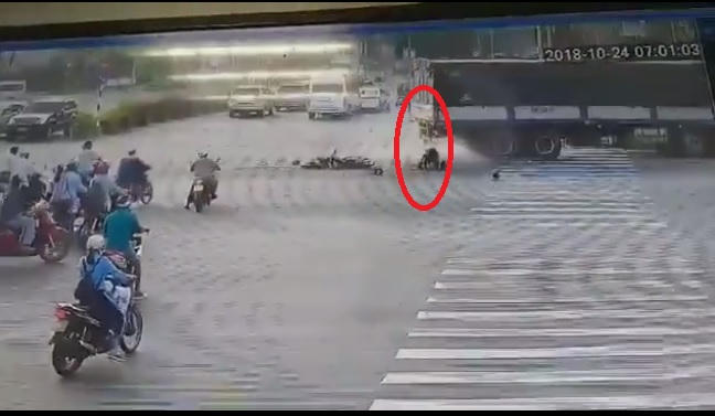 Tài xế Grab thoát chết thần kì. (Ảnh: Cắt từ clip)