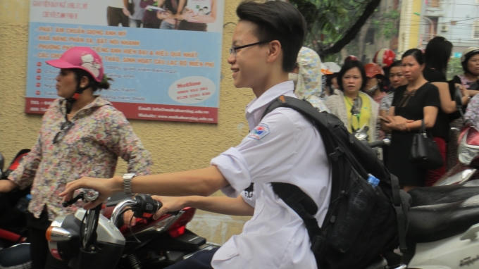 Nụ cười trên môi thí sinh nam, có thể thấy em đã sẵn sàng cho môn thi thứ 2 của mình.